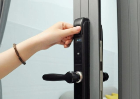 Sửa khóa cửa vân tay nhanh chóng, giá tốt tại HCM - Có mặt sau 15 phút