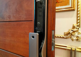 Khóa điện tử bị lỗi giữa đêm? 0909089686 trung tâm sửa khóa tận nơi tại HCM