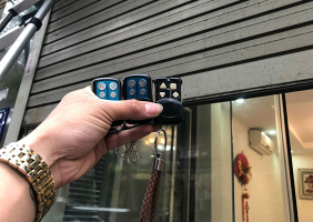 Sửa chữa remote cửa cuốn giá rẻ tại Quận 8 - Khắc phục những hư hỏng nhanh chóng