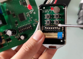 Thay Pin, sửa remote cửa cuốn chất lượng tại Quận 8 | Linh kiện chính hãng