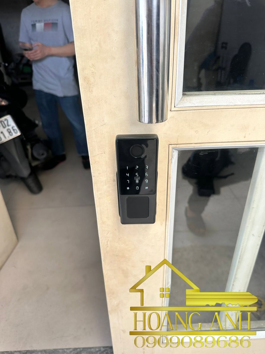 Khóa điện tử hết pin, lỗi cảm ứng tại HCM